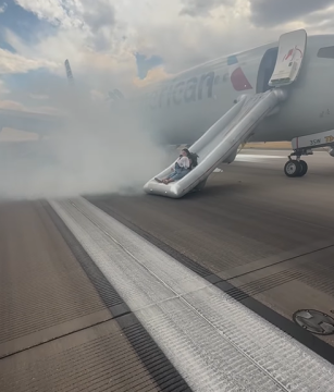 Kebakaran pesawat American Airlines. (Instagram)